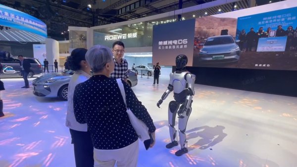 天天盈 上海车展“打工”归来，人形机器人学到了什么