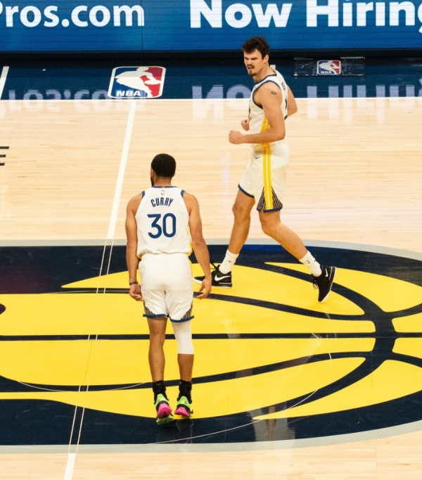 红股网 被11分逆转！库里下半场10中2+3失误成罪人 老萌神沦为杰克逊背景